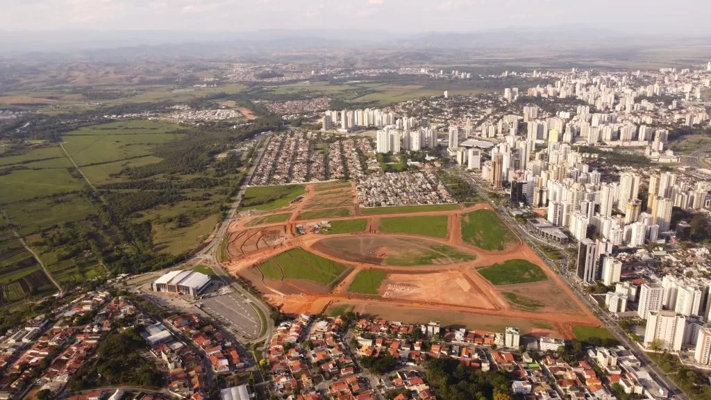 Vista aérea do Parque Una integrado à cidade